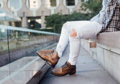 What are some fashionable men’s shoes to wear with jeans?